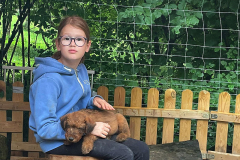 Mila mit Bärchen, der eingeschlafen ist